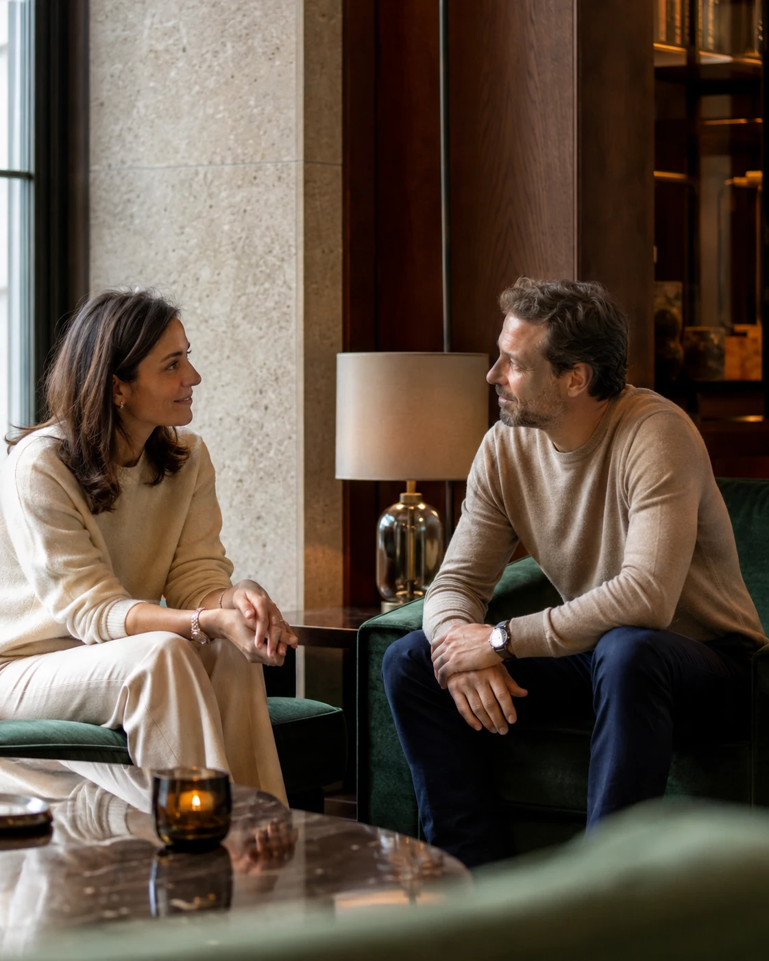 Birbirini dinleyen iki kişinin sohbetini gösteren temsili sahne